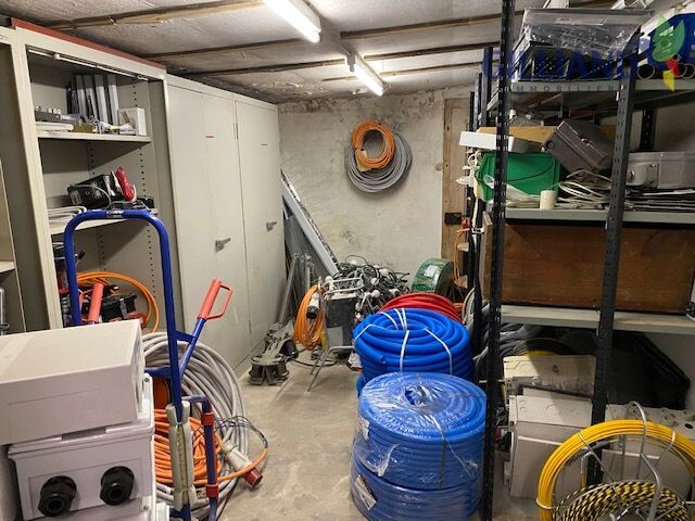 Abstellraum mit Installationsmaterial