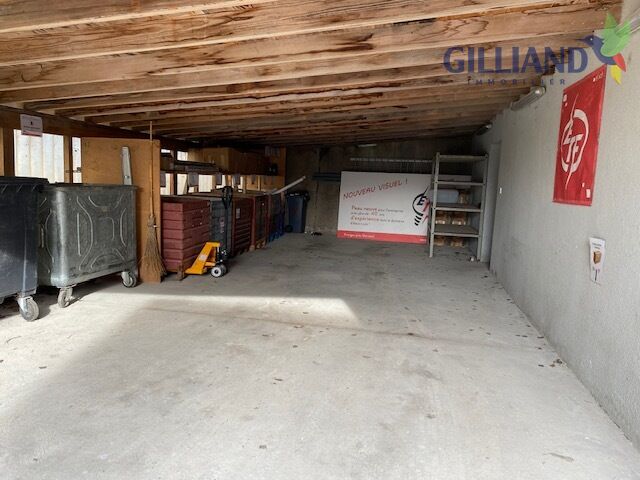 Große Garage mit Holzdecke