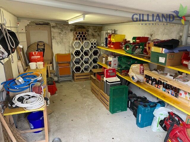 Unaufgeräumter Abstellraum/Garage mit Regalen und Lagerboxen