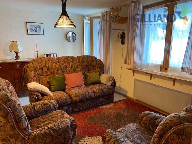 Gemütliches Wohnzimmer mit Blumenmuster-Möbeln