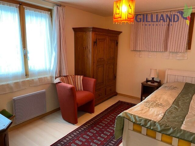 Gemütliches Schlafzimmer mit klassischer Einrichtung