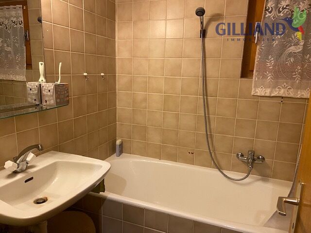 Badezimmer mit Badewanne und Waschbecken