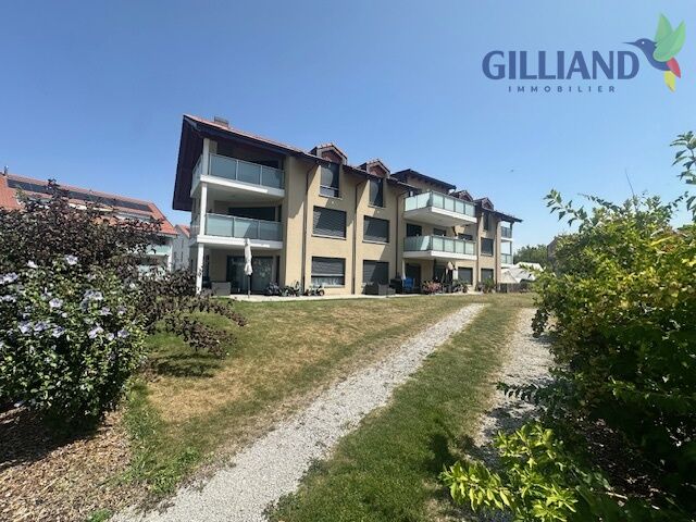 Mehrfamilienhaus mit Balkon und Garten