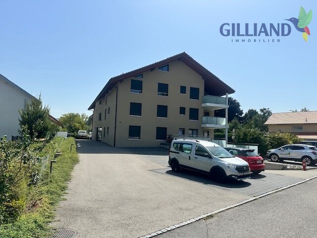 Mehrfamilienhaus mit Parkplatz