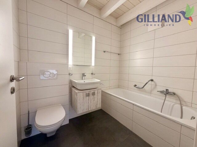 Modernes Badezimmer mit Badewanne und Waschtisch