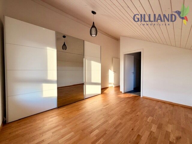 Helles Schlafzimmer mit Einbauschrank