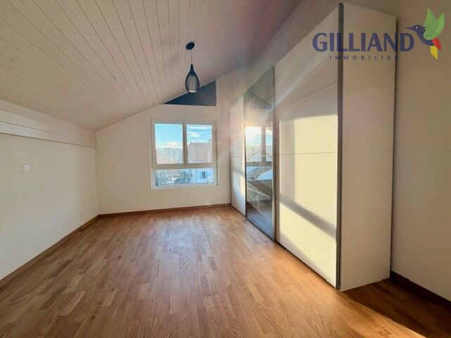 Helles Dachzimmer mit Einbauschrank