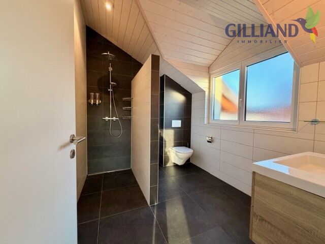 Modernes Badezimmer mit Duschbereich und Dachfenster