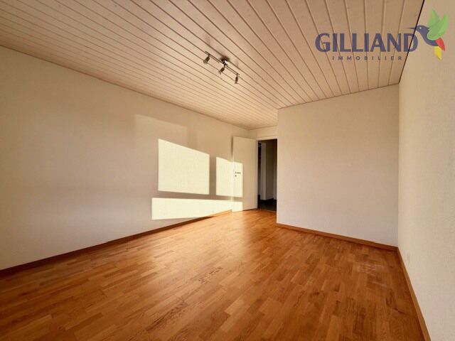 Leerer Wohnraum mit Holzdecke