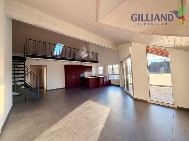 Offener Wohnraum mit Galerie und Treppe