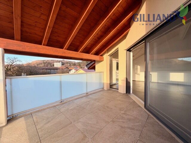 Überdachter Balkon mit Bergblick