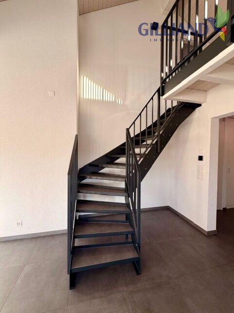 Treppenhaus mit offener Metalltreppe
