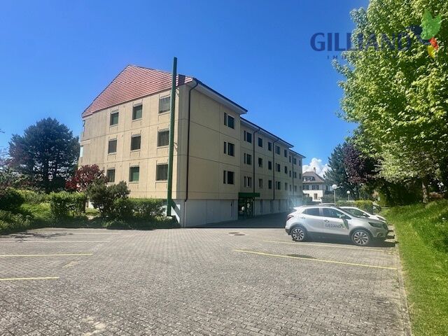 Mehrfamilienhaus mit Parkplatz