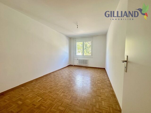 Leeres Zimmer mit Parkettboden und Fenster