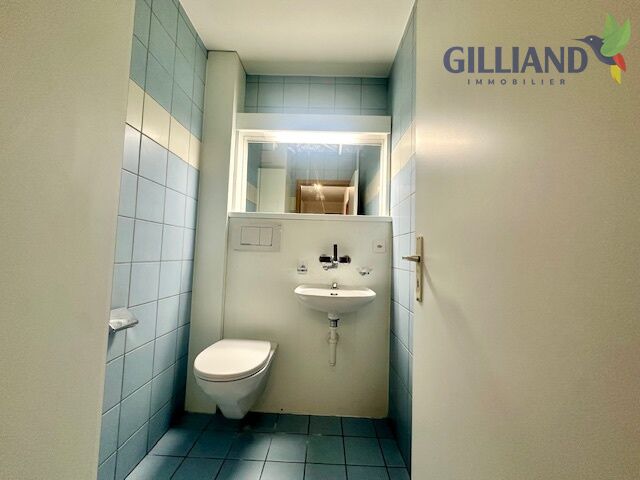 Gäste-WC mit Wand-WC und Waschbecken