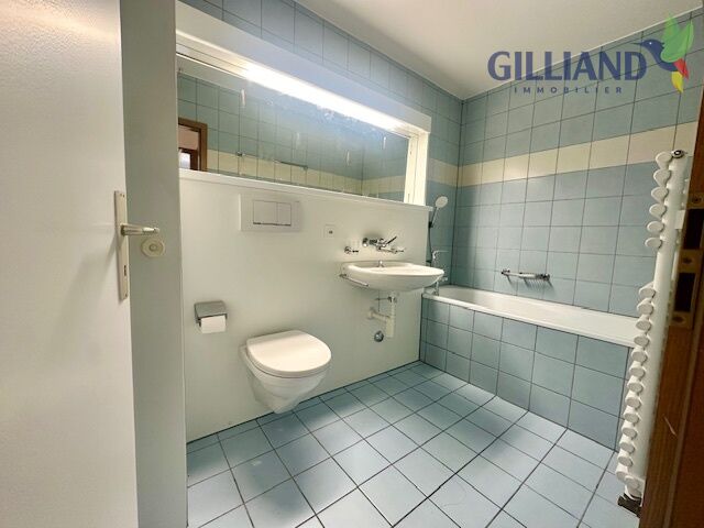 Kleines Badezimmer mit Badewanne und Wand-WC