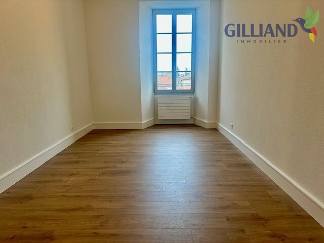 Leerer Raum mit Fenster und Parkettboden