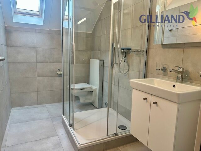 Modernes Badezimmer mit Dusche und Dachfenster