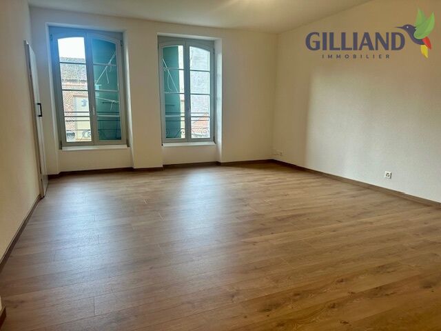 Heller leerer Wohnraum mit Holzboden und zwei Fenstern