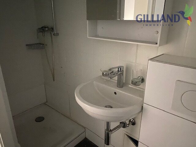 Kompaktes Badezimmer mit Dusche und Waschbecken