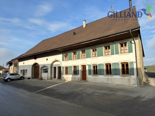 Historisches Bauernhaus mit grünen Fensterläden