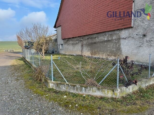 Ländliches Gebäude mit eingezäuntem Grundstück