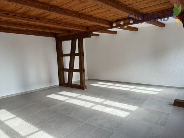 Leerer Raum mit Holzbalkendecke