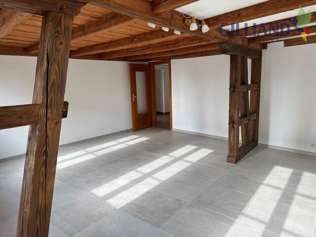 Leerer Raum mit Holzbalkendecke
