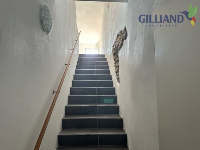 Treppenhaus mit dunkler Treppe