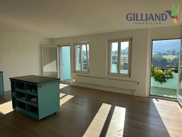 Heller Wohnraum mit Balkonzugang