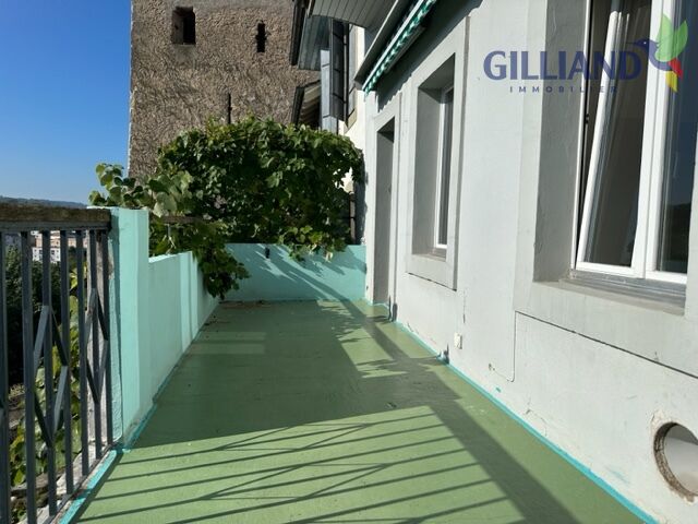 Außenbalkon mit grünem Bodenbelag und Blick ins Grüne