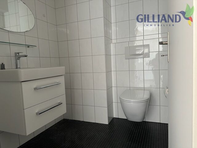 Modernes Gäste-WC mit Wand-WC