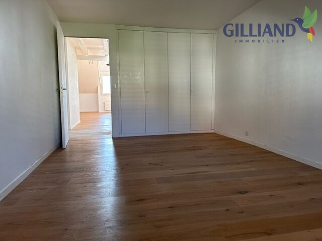 Helles Zimmer mit Einbauschrank