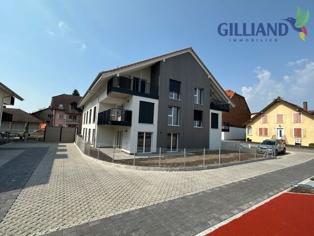 Mehrfamilienhaus mit Balkon und Stellplatz