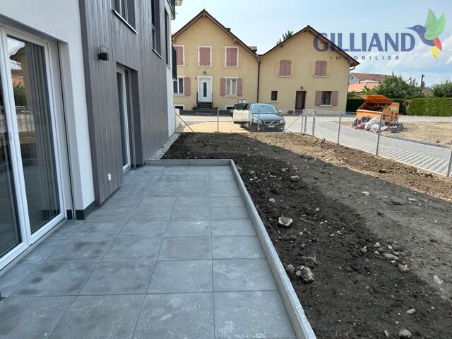 Terrasse und Gartenbereich vor dem Haus