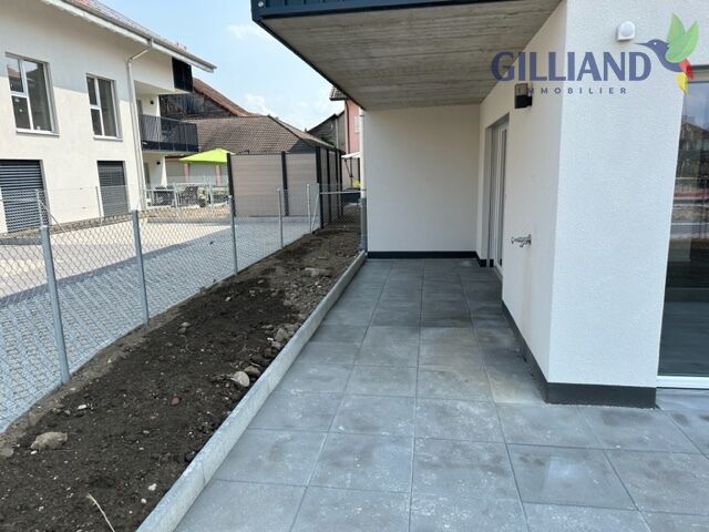 Überdachte Terrasse mit Blick in den Außenbereich