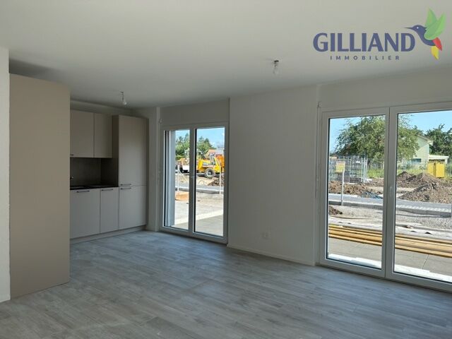 Heller Neubau-Wohnraum mit Küchenzeile und großen Fensterflächen