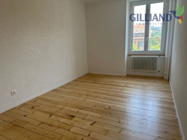 Leerer heller Raum mit Holzfußboden und Fenster