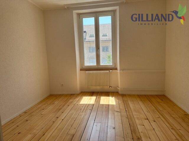 Leerer, heller Raum mit Holzdielenboden