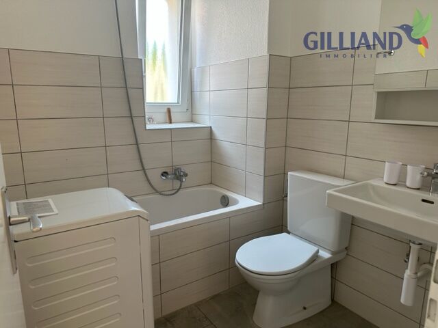 Kleines Badezimmer mit Wanne und WC