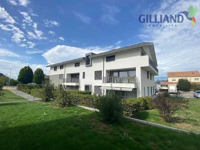 Mehrfamilienhaus mit Balkon und Garten
