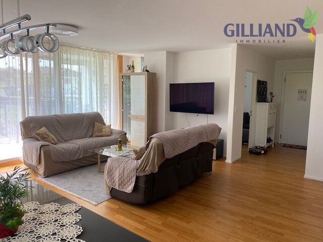 Heller Wohnbereich mit Sofa und TV-Wand
