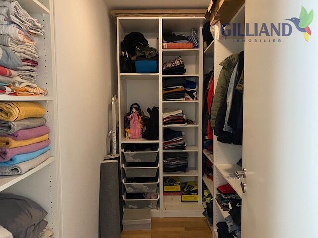 Ankleidezimmer mit offenen Regalen