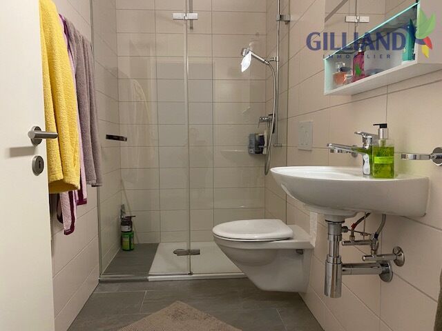 Modernes Badezimmer mit bodengleicher Dusche