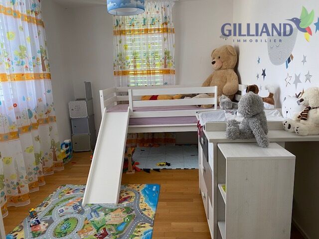 Kinderzimmer mit Bett, Rutsche und Spielbereich