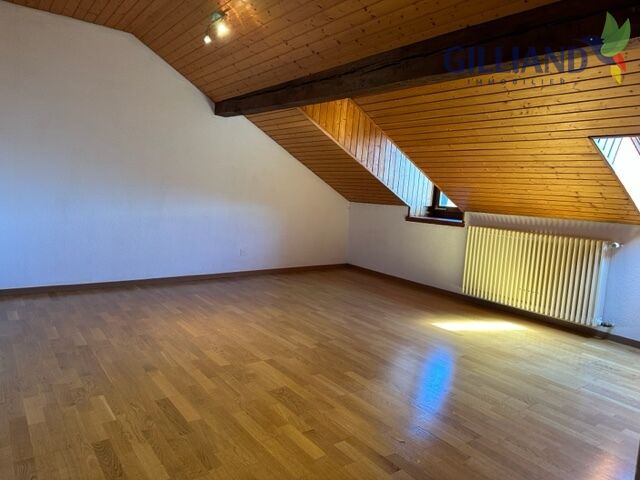 Dachgeschossraum mit Holzdecke