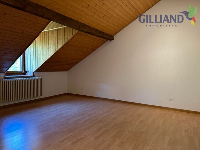 Dachgeschosszimmer mit Holzdecke