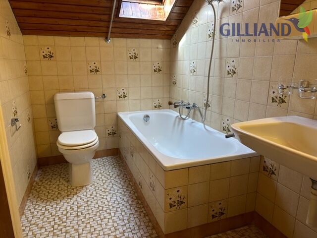 Badezimmer mit Wanne und WC
