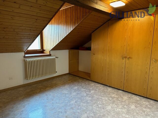 Dachzimmer mit Holzverkleidung