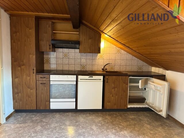 Kleine Dachgeschossküche mit Holzverkleidung